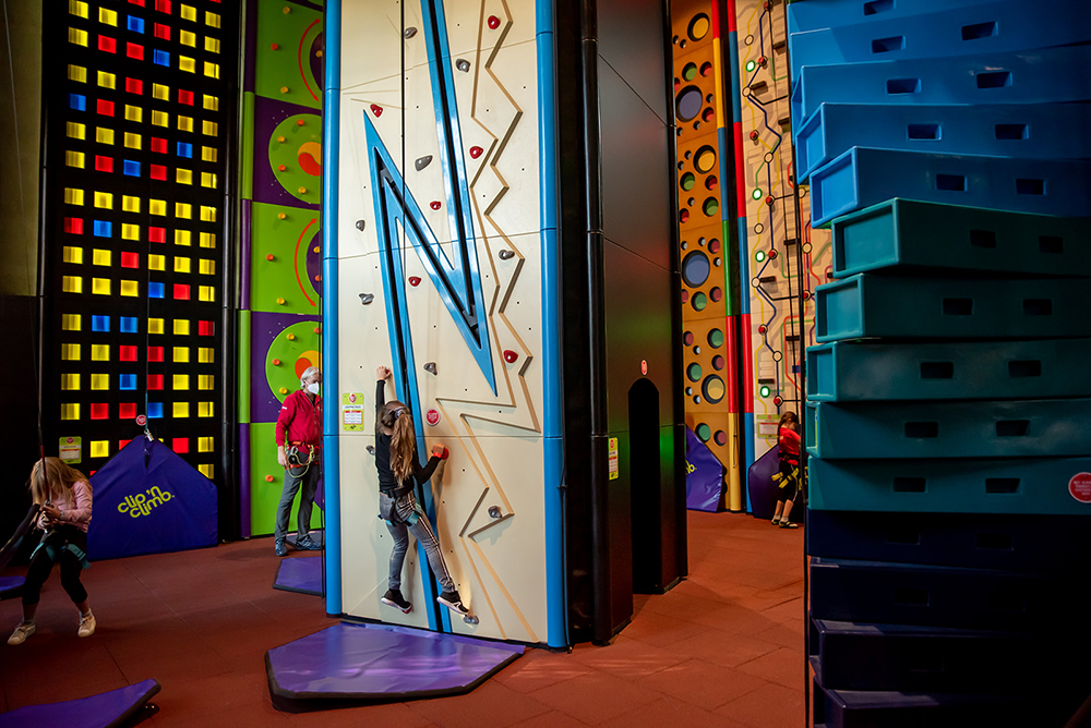 Een meisje aan het klimmen in onze Clip and Climb zaal.